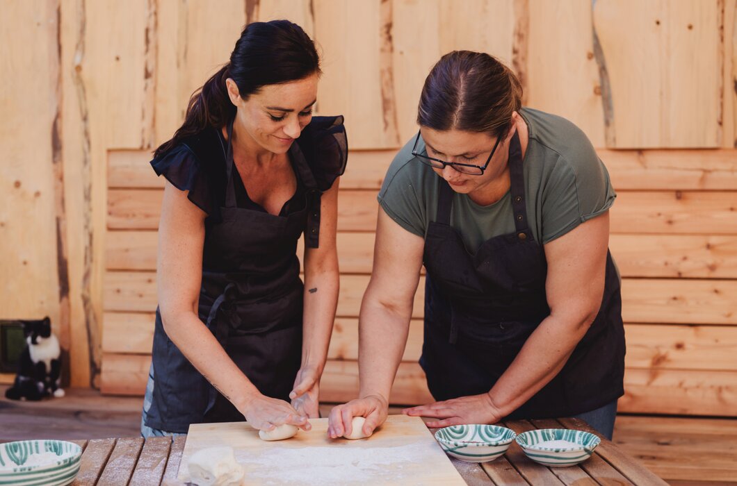 cookingCatrin und Bianca beim Teig schleifen | © Footprints Fotografie // cookingCatrin