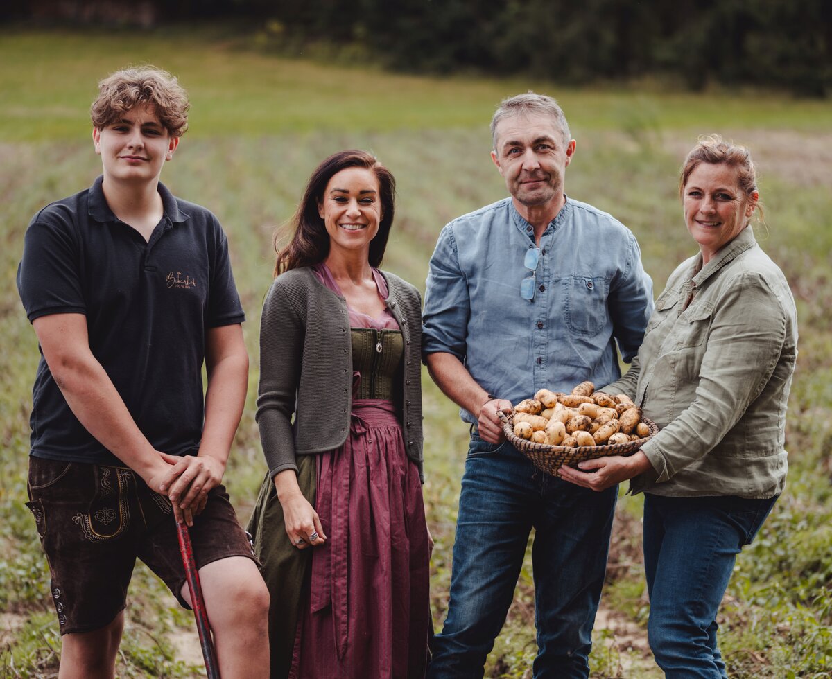 Familie Friesenecker vom Biberhof im Mühlviertel mit cookingCatrin am Erdäpfelacker | © Footprints Fotografie // cookingCatrin