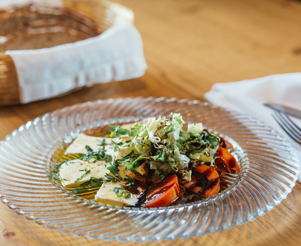 Almmozzarella mit Tomaten | © Urlaub am Bauernhof Oberösterreich / Pascal Baronit Almmozzarella vom Bauernhof angerichtet mit Tomaten und Kräutern | © Urlaub am Bauernhof Oberösterreich / Pascal Baronit