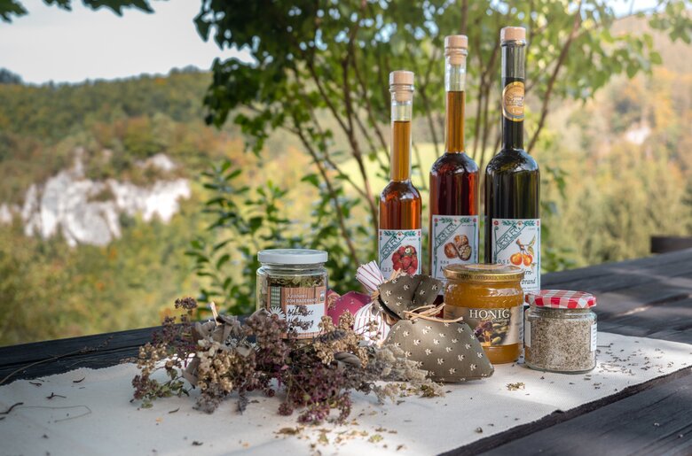 Köstliche Hofprodukte vom Bauernhof stehen auf dem Tisch | © Urlaub am Bauernhof Oberösterreich / Viktoria Urbanek