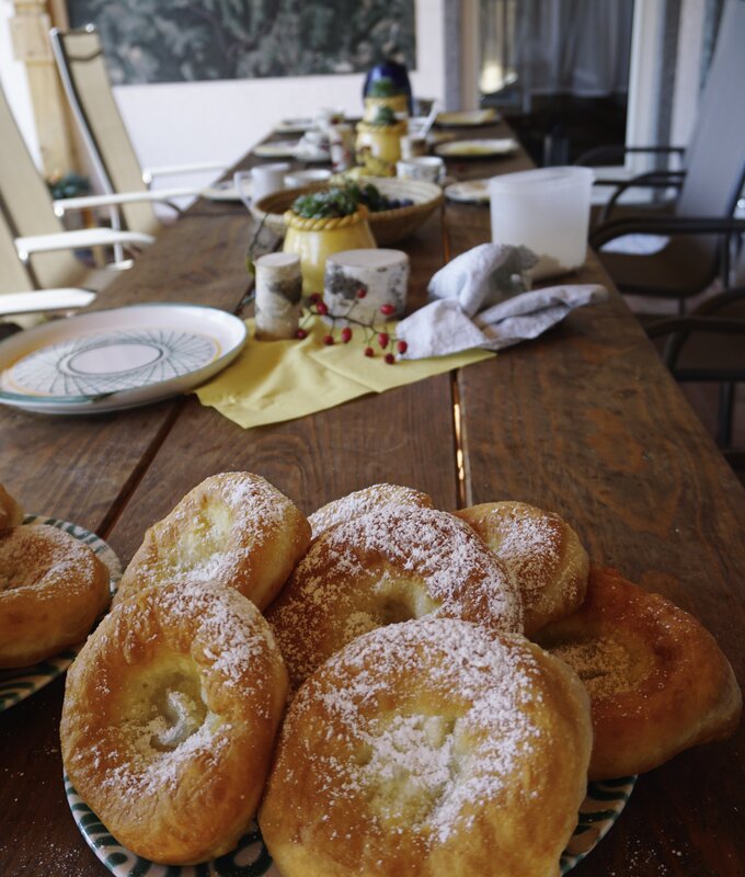 Ein Teller frischer Bauernkrapfen steht auf dem reich gedeckten Tisch | © Urlaub am Bauernhof Oberösterreich / Harald Puchegger