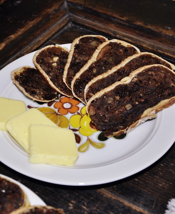 Frisches Kletzenbrot mit zarter Butter | © Urlaub am Bauernhof Oberösterreich / Harald Puchegger Auf dem Teller sind Scheiben frisch gebackenes Kletzenbrot mit zarter Butter angerichtet. | © Urlaub am Bauernhof Oberösterreich / Harald Puchegger
