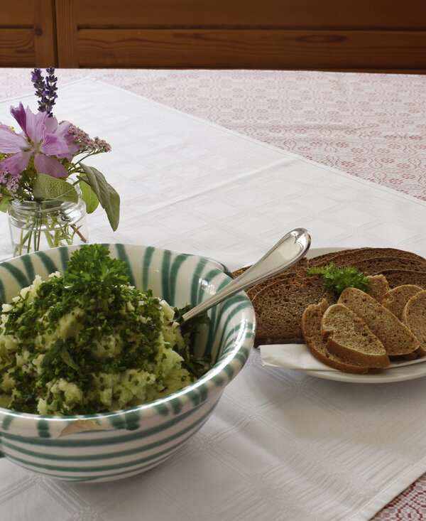 Mühlviertler Leinölerdäpfel | © Urlaub am Bauernhof Oberösterreich / Harald Puchegger Mühlviertler Leinölerdäpfel angerichtet und mit Brot serviert | © Urlaub am Bauernhof Oberösterreich / Harald Puchegger
