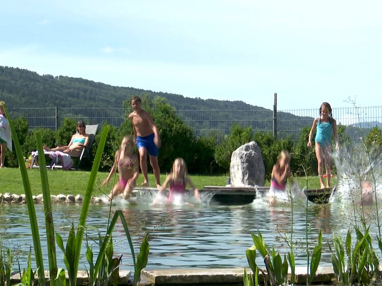 Naturpool am Kinderparadies Bachbauer, St. Lorenz | © Urlaub am Bauernhof Oberösterreich / Spielberger