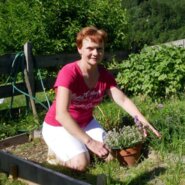 Bäuerin Cornelia Reitner im Garten | © Urlaub am Bauernhof Oberösterreich / Sandra Kraushofer