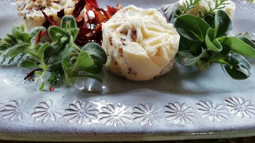 Bunte Blütenbutter