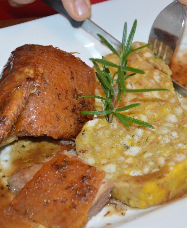 Gänsebraten mit Semmelknödel und Erdäpfel | © Urlaub am Bauernhof Oberösterreich / Brigitte Doblhamer Gänsebraten mit Semmelknödel und Erdäpfel ist auf einem Teller angerichtet. | © Urlaub am Bauernhof Oberösterreich / Brigitte Doblhamer