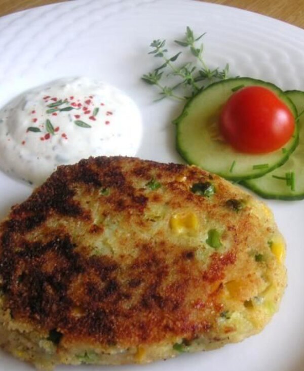 Gemüselaibchen mit Joghurtdip | © Urlaub am Bauernhof Oberösterreich / LK OÖ Gemüselaibchen angerichtet mit Gurken und Joghurtdip | © Urlaub am Bauernhof Oberösterreich / LK OÖ
