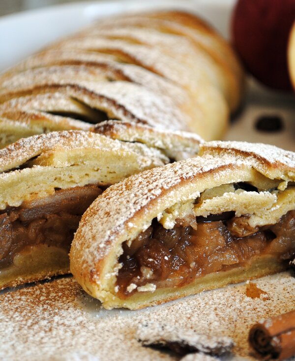 Mürber Apfelstrudel | © Urlaub am Bauernhof Oberösterreich / Manuela Edlbauer Stücke vom frisch gebackenen mürben Apfelstrudel liegen auf dem Teller. | © Urlaub am Bauernhof Oberösterreich / Manuela Edlbauer