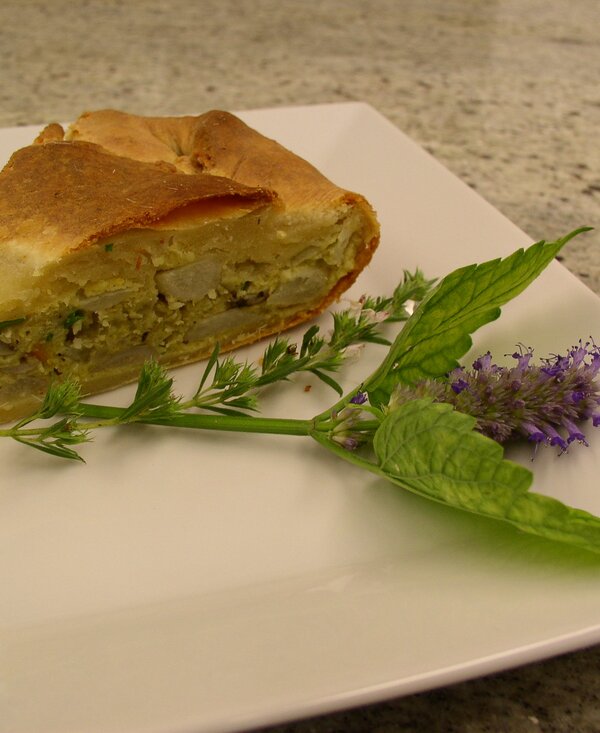 Spargelstrudel mit Wildkräutern | © Urlaub am Bauernhof Oberösterreich / Gabriele Reisinger Spargelstrudel angerichtet mit frischen Wildkräutern | © Urlaub am Bauernhof Oberösterreich / Gabriele Reisinger