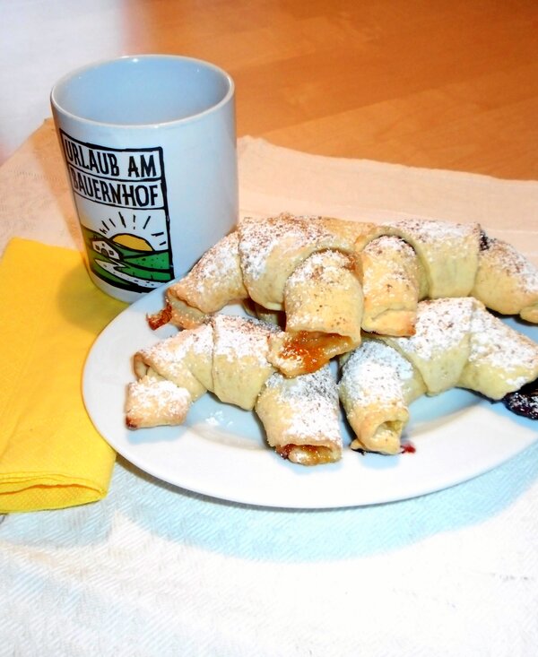 Süße Erdäpfelkipferl | © Urlaub am Bauernhof Oberösterreich / Helga Kitzmüller Ein Teller mit süßen Erdäpfelkipferln und einer Urlaub am Bauernhof-Tasse | © Urlaub am Bauernhof Oberösterreich / Helga Kitzmüller