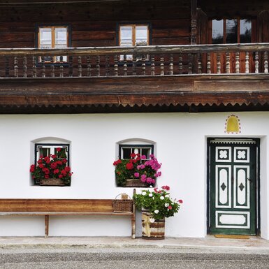 Hausbank vor dem Kaspergut in Feldkirchen/Mattighofen, Innviertel-Hausruckwald | © Urlaub am Bauernhof Oberösterreich / Harald Puchegger