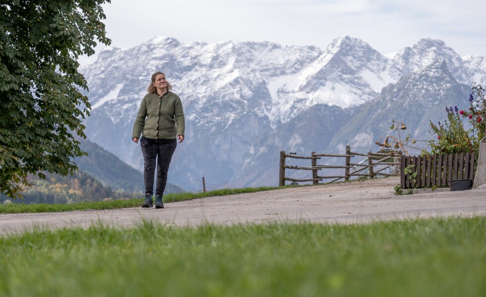 Bäuerin spaziert auf ihrem Ferienhof Zamsegg in Vorderstoder, Nationalparkregion Kalkalpen | © Oberösterreich Tourismus GmbH / Martin Fickert