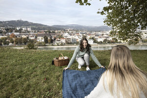 Picknickdecke ausbreiten am Schlossberg in Linz | © Oberösterreich Tourismus/Linz Tourismus/Robert Josipovic