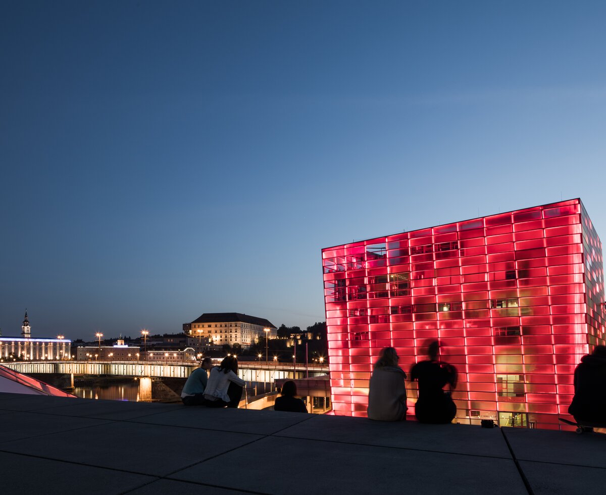 Ars Electronica Center in Linz, rot beleuchtet bei Nacht, Zentralraum | © Oberösterreich Tourismus GmbH / Robert Maybach