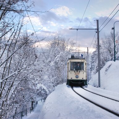 Pöstlingbergbahn fährt in winterlicher Landschaft bei Linz, Zentralraum | © Oberösterreich Tourismus GmbH / Andreas Röbl