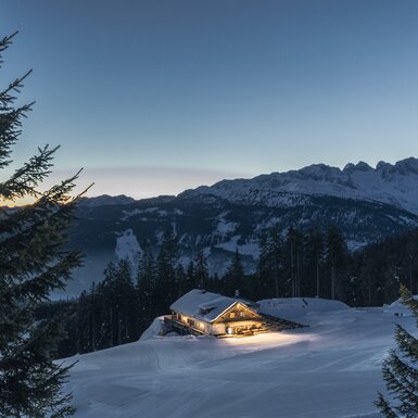 Abendstimmung auf einer Berghütte im Winter mit Panorama der Dachstein-Region, Salzkammergut | © Oberösterreich Tourismus GmbH / David Lugmayr
