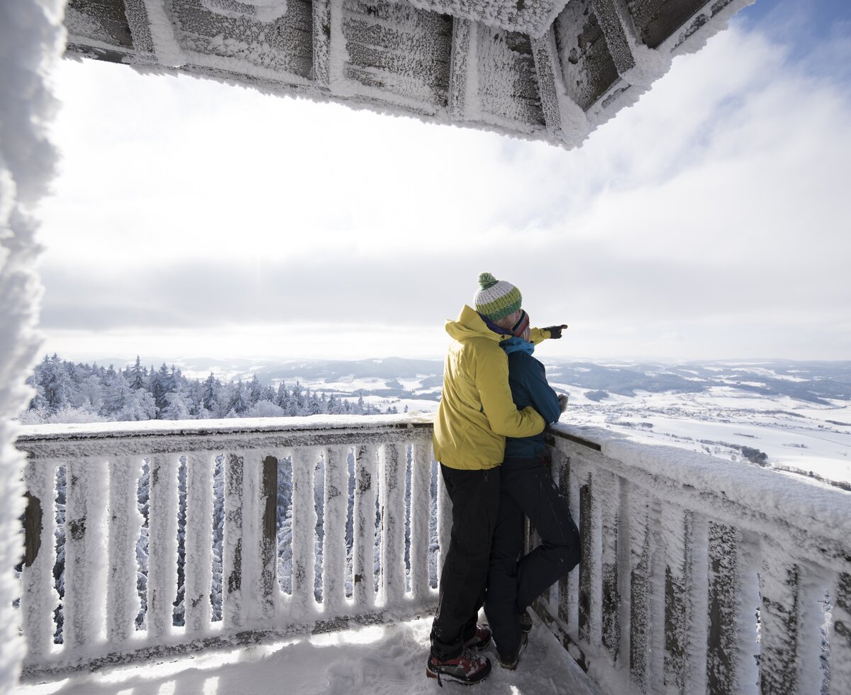 Paar auf Aussichtsplattform mit Blick auf den verschneiten Böhmerwald, Mühlviertel | © Oberösterreich Tourismus GmbH / David Lugmayr