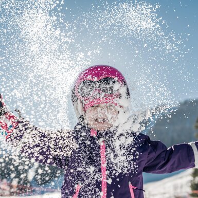 Kind wirft Schnee in die Höhe | © Oberösterreich Tourismus GmbH / David Lugmayr