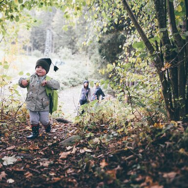 Bub wandert im Wald | © Urlaub am Bauernhof / Daniel Gollner Bub wandert mit Rucksack im Wald | © Urlaub am Bauernhof / Daniel Gollner