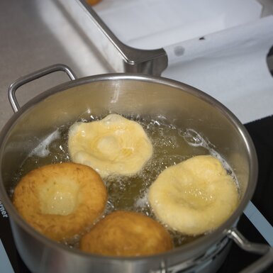 Edelstahlpfanne mit gebratenen Bällchen in heißem Fett, die köstlich aussehen. | © Urlaub am Bauernhof / Daniel Gollner