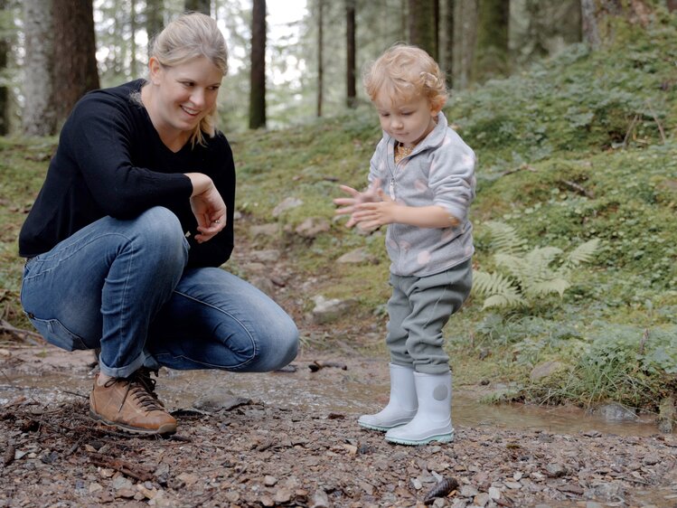 Kinder mit Mutter im Wald | © Urlaub am Bauernhof / Daniel Gollner