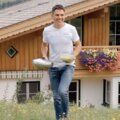 Mann spaziert in der Wiese | © Urlaub am Bauernhof / Daniel Gollner