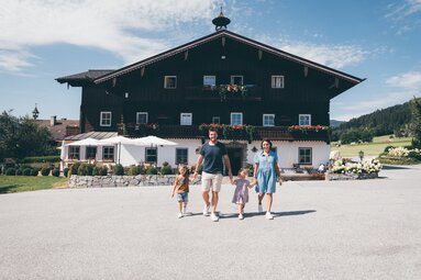 Familie vor Bauernhof | © Urlaub am Bauernhof / Daniel Gollner