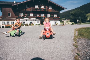 Kinder spielen vor Bauernhaus | © Urlaub am Bauernhof / Daniel Gollner