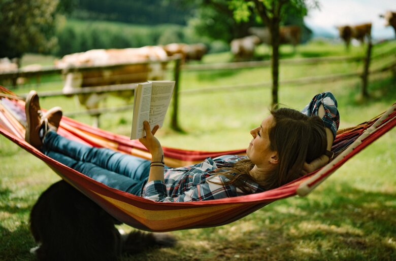 Frau liest Buch in Hängematte | © Urlaub am Bauernhof / Daniel Gollner 