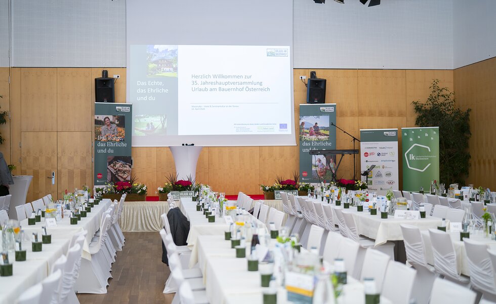 Gedeckte Tische in Saal und Leinwand | © WachsendeWunder
