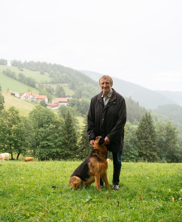 Gastgeber mit Hofhund | © Daniel Gollner / Urlaub am Bauernhof Der Gastgeber vom Bauernhof Morgenbesser samt Hofhund | © Daniel Gollner / Urlaub am Bauernhof