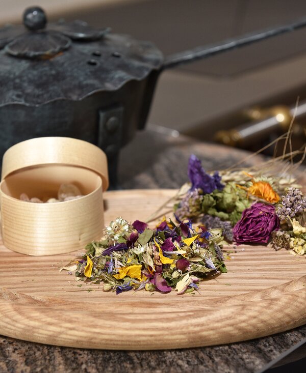 Weihrauch und Trockenblumenstrauß liegen auf einem Holzbrett | © Urlaub am Bauernhof / Fotostudio Roland Holitzky Weihrauch und Trockenblumenstrauß liegen auf einem Holzbrett zum Räuchern | © Urlaub am Bauernhof / Fotostudio Roland Holitzky