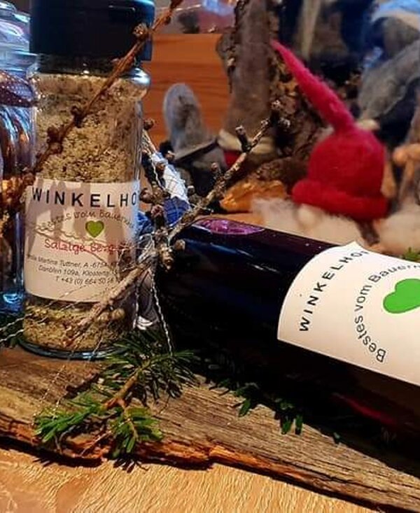 Geschenkkisterl mit Salz und Brombeerlikör | © Urlaub am Bauernhof Geschenkkisterl mit Salz und Brombeerlikör in Vorarlberg | © Urlaub am Bauernhof
