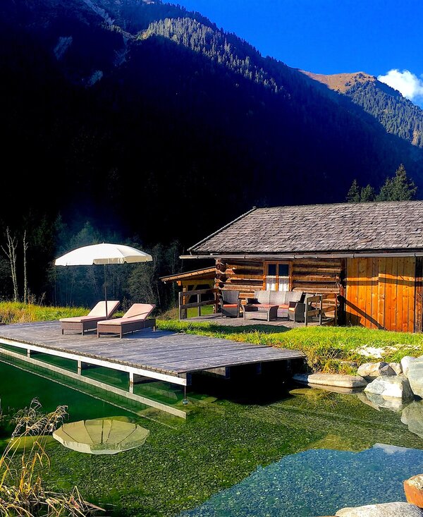 Der Sepplsee am Bastlshof | © Antje Zimmermann / Urlaub am Bauernhof Eine Hütte neben dem Sepplsee am Bastlshof in Tirol | © Antje Zimmermann / Urlaub am Bauernhof