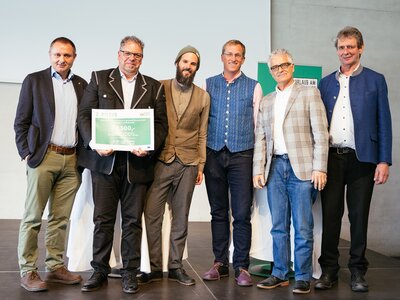 Die Gewinner des zweiten Platzes schräge Nächte für bunte Vögel | © Daniel Gollner / Urlaub am Bauernhof