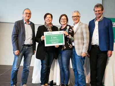 Familie Innauer bekommt ihren Gewinn überreicht | © Daniel Gollner / Urlaub am Bauernhof