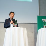 Andreas Winkelhofer Geschäftsführer Oberösterreich Tourismus auf der Bühne | © Daniel Gollner / Urlaub am Bauernhof