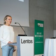 Uta Gruenberger freie Journalistin spricht auf der Bühne | © Daniel Gollner / Urlaub am Bauernhof