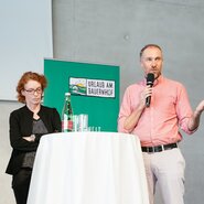 Ronald Würflinger Geschäftsführer Blühendes Österreich spricht auf der Bühne | © Daniel Gollner / Urlaub am Bauernhof