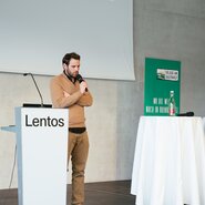 Stefan Zwickl spricht auf der Bühne | © Daniel Gollner / Urlaub am Bauernhof