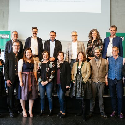 alle Gewinner des Innovationswettbewerbs 2021 auf der Bühne | © Daniel Gollner / Urlaub am Bauernhof