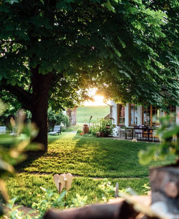 Hofansicht Landhofmühle Burgenland | © Urlaub am Bauernhof / Daniel Gollner Hofansicht Landhofmühle mit idyllischem Garten | © Urlaub am Bauernhof / Daniel Gollner