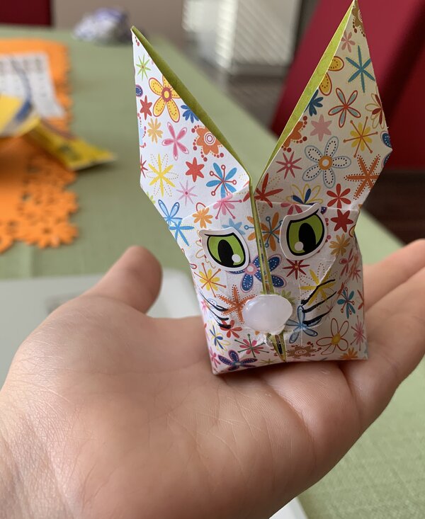 Fertiger Origami-Osterhase | © Urlaub am Bauernhof / Verena Struber Fertiger Origami-Osterhase auf Hand | © Urlaub am Bauernhof / Verena Struber