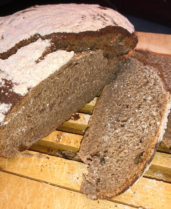 Sauerteigbrot frisch gebacken | © Bettina Schmidt / Urlaub am Bauernhof Sauerteigbrot frisch und aufgeschnitten | © Bettina Schmidt / Urlaub am Bauernhof