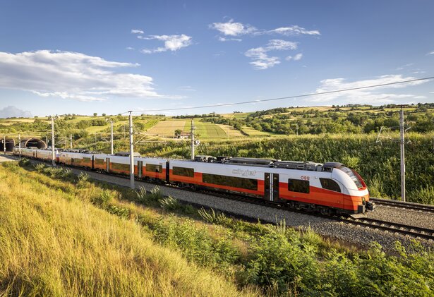 Zug fährt durch wunderschöne Landschaft | © ÖBB / Harald Eisenberger