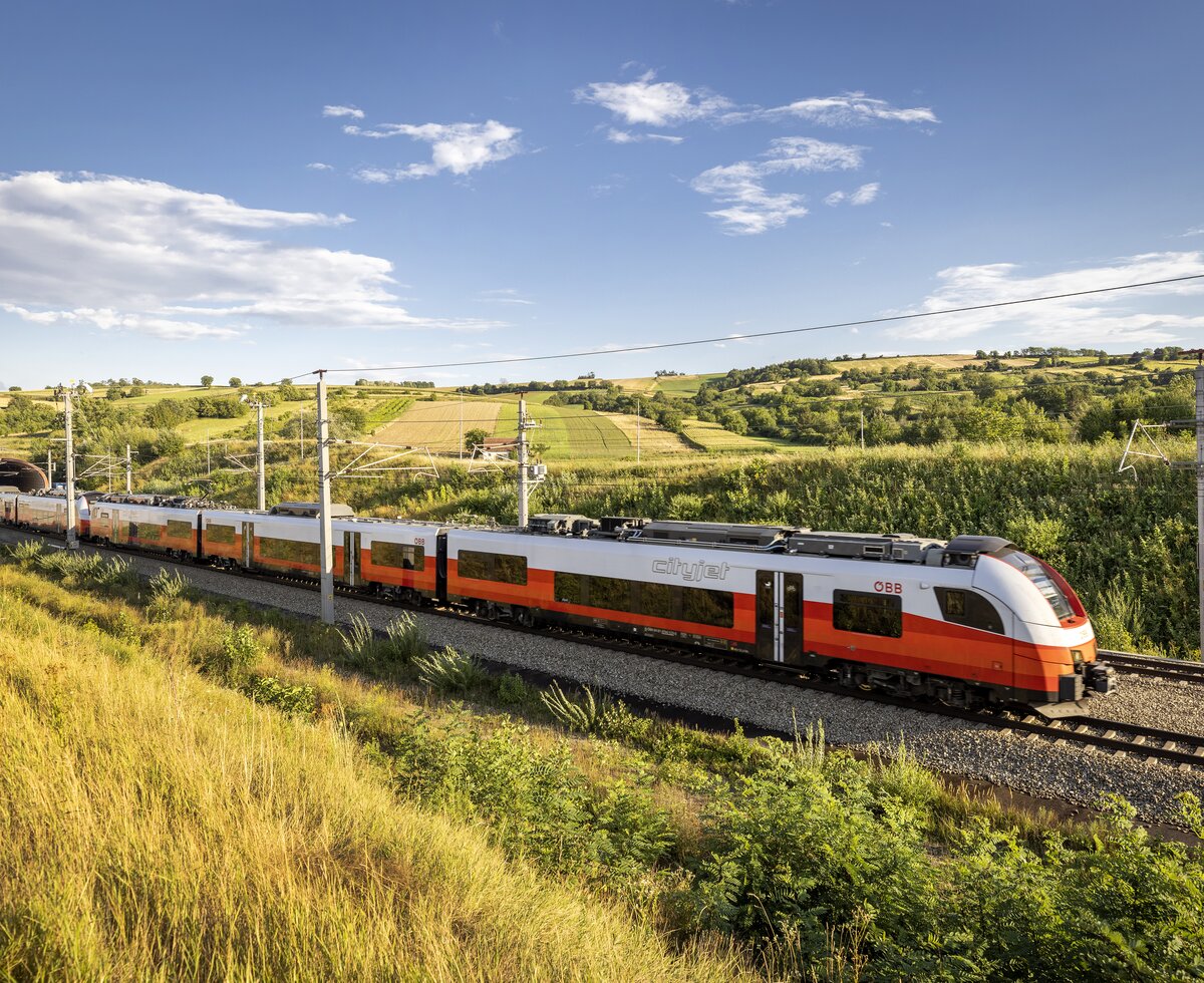 Zug fährt durch wunderschöne Landschaft | © ÖBB / Harald Eisenberger