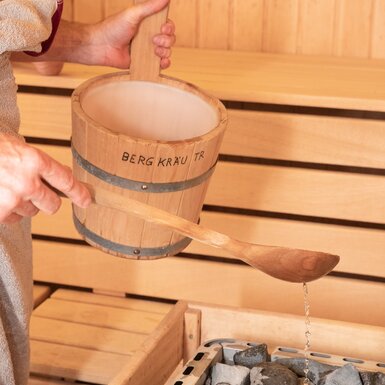 Saunaaufguss Verwoehnbauernhof Muehlviertel | © Urlaub am Bauernhof / Punkt und Komma Aufguss in Sauna Verwoehnbauernhof Muehlviertel | © Urlaub am Bauernhof / Punkt und Komma