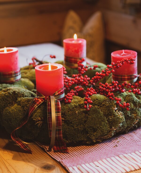 Adventkranz mit drei brennenden Kerzen | © Urlaub am Bauernhof / Pascal Baronit Adventkranz mit drei brennenden Kerzen in einer Bauernstube | © Urlaub am Bauernhof / Pascal Baronit