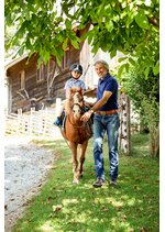 Bauer führt Pferd auf dem ein Bub sitzt | © Urlaub am Bauernhof Österreich / Andreas Hofer